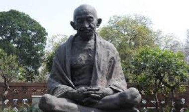 ଅହିଂସା ପୂଜାରୀ ଗାନ୍ଧୀଙ୍କ ପ୍ରତିମୂର୍ତ୍ତି ଉନ୍ମୋଚନରେ ଅଣ୍ଡା ମାଡକୁ ନିନ୍ଦା