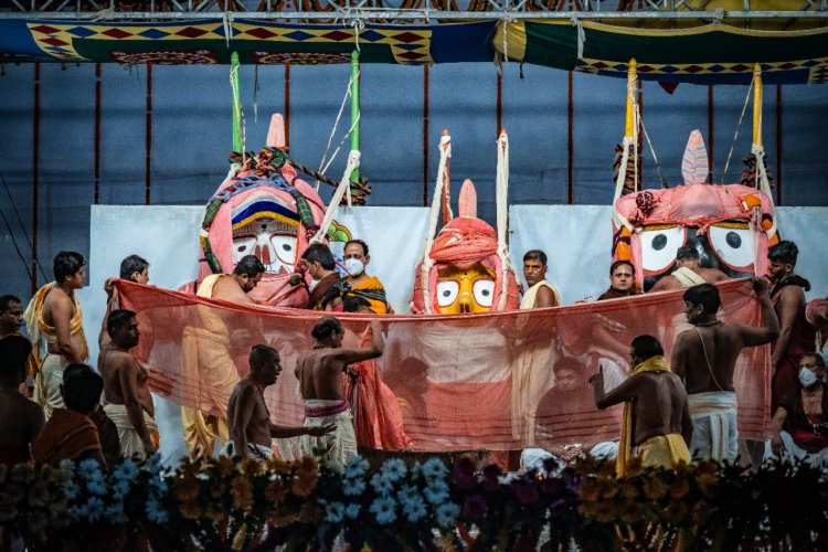 ସ୍ନାନଯାତ୍ରା: ମନ୍ଦିର ବେଢାରେ ଅଣନିଶ୍ୱାସୀ ହୋଇ ଆଖିବୁଜିଲେ ଜଣେ ଶ୍ରଦ୍ଧାଳୁ 