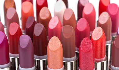 ଲିପଷ୍ଟିକ୍‌ ପାଇଁ ୬ମାସରେ ୨ ହଜାର କୋଟି ଖର୍ଚ୍ଚ