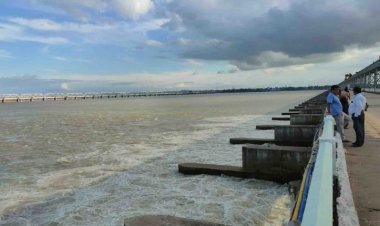 Odisha: 8 lakh cusecs of flood water likely to pass in Mahanadi at Mundali by 12 noon today