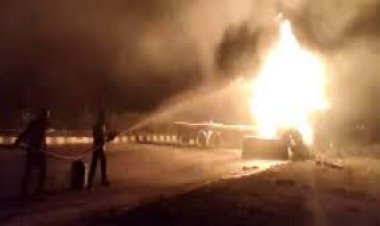 ଟ୍ରକ ଜାଳିଦେଲେ ଉତ୍ତ୍ୟକ୍ତ ଲୋକେ