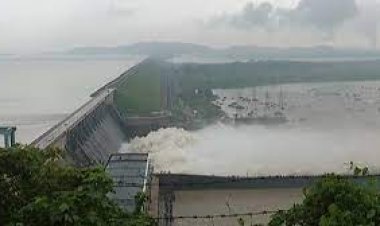 ହୀରାକୁଦ ଜଳଭଣ୍ଡାର: ୧୦ ଗେଟ୍ ଦେଇ ନିଷ୍କାସିତ ହେଉଛି ବନ୍ୟାଜଳ