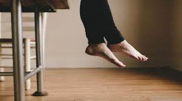 ସାବଧାନ ! ବସିବା ସମୟରେ ହଲାଉଛନ୍ତି କି ଗୋଡ଼ ?