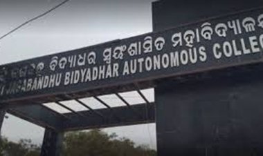 ବିଜେବି କଲେଜ ଗେଟ୍‌ରେ ତାଲା ପକାଇଲେ ଛାତ୍ର