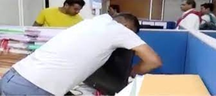 ବଡ଼ ଖବର: ଟଙ୍କା ବାକି ପାଇଁ ମୁଖ୍ୟଯନ୍ତ୍ରୀଙ୍କ ଅଫିସ ଆସବାବପତ୍ର ନିଲାମ