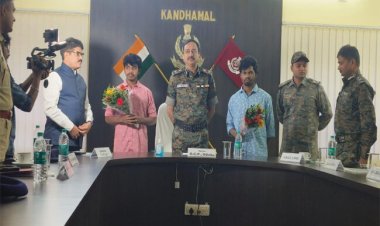 ଦୁଇ କ୍ୟାଡର ମାଓବାଦୀଙ୍କ ଆତ୍ମସମର୍ପଣ