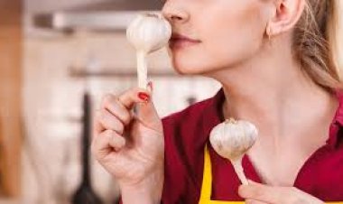 ପାଟିରୁ ପିଆଜ ରସୁଣର ଦୁର୍ଗନ୍ଧ ହେଉଥିଲେ : ଜାଣନ୍ତୁ କିଭଳି ପାଇବେ ମୁକ୍ତି