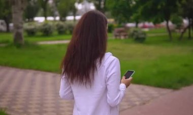 ମର୍ଣ୍ଣିଂ ୱାକ୍ ସମୟରେ ଫୋନ ବ୍ୟବହାର କରୁଛନ୍ତି କି ?