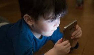 ପିଲା ମୋବାଇଲରେ ବୁଡି ରହୁଛି କି? ଏହି ଲକ୍ଷଣ ଦେଖାଦେଲେ ହୁଅନ୍ତୁ ସାବଧାନ