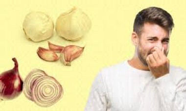 ପାଟିରୁ ପିଆଜ ରସୁଣର ଦୁର୍ଗନ୍ଧ ହେଉଥିଲେ : ଜାଣନ୍ତୁ କିଭଳି ପାଇବେ ମୁକ୍ତି