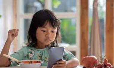 ପିଲା ମୋବାଇଲରେ ବୁଡି ରହୁଛି କି? ଏହି ଲକ୍ଷଣ ଦେଖାଦେଲେ ହୁଅନ୍ତୁ ସାବଧାନ