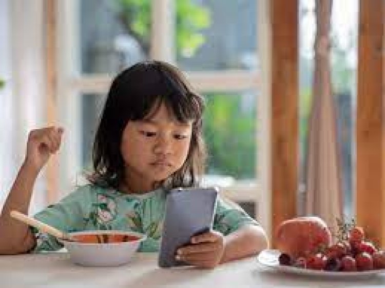 ପିଲା ମୋବାଇଲରେ ବୁଡି ରହୁଛି କି? ଏହି ଲକ୍ଷଣ ଦେଖାଦେଲେ ହୁଅନ୍ତୁ ସାବଧାନ