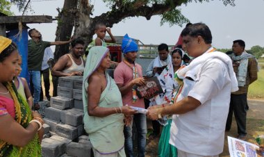 ଘର ଘର ବୁଲି ଆଶୀର୍ବାଦ ଗ୍ରହଣ କଲେ କଂଗ୍ରେସ ପ୍ରାର୍ଥୀ ପ୍ରାର୍ଥୀ ପ୍ରଭାସ କର ମହାପାତ୍ର