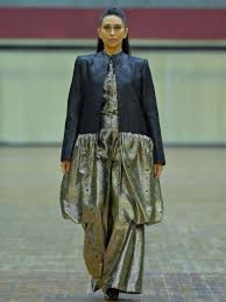 କମ୍ଫର୍ଟେବଲ୍‌ ସହ ମିଳିବ ଷ୍ଟାଇଲିଶ୍‌ ଲୁକ୍‌ :ହ୍ୟାଣ୍ଡଲୁମ୍‌ର ଓ୍ବେଷ୍ଟର୍ନ ଫ୍ୟୁଜନ୍‌ କ୍ରେଜ୍‌