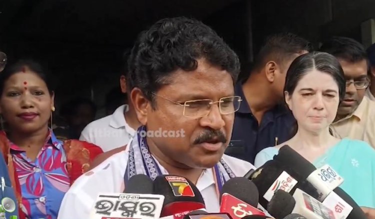 ଘରୋଇ ହସ୍ପିଟାଲ ରେ ଅଗ୍ନିକାଣ୍ଡ ଆହାତ କୁ ଭେଟିବା  ପାଇଁ କଟକ ପହଞ୍ଚିଲେ ସ୍ବାସ୍ଥ୍ୟମନ୍ତ୍ରୀ