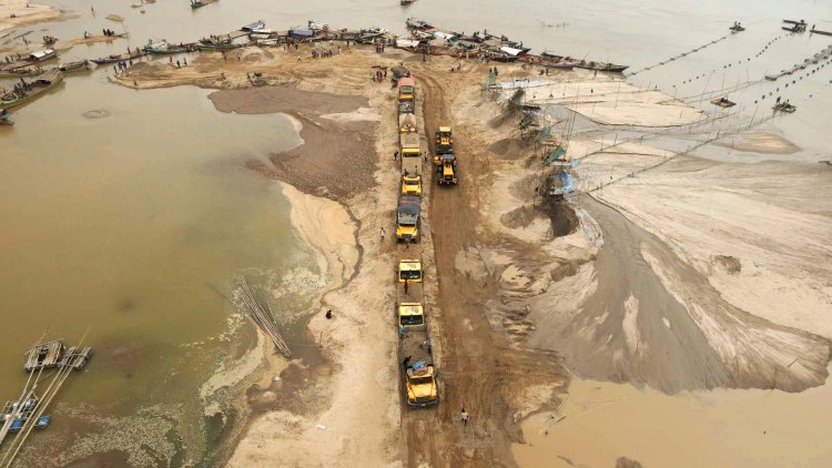 Illegal sand mining in Odisha: 22 trucks and an excavator have been seized.