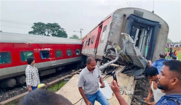 Two people were killed, and twenty others were injured when coaches of a train bound for Mumbai derailed in Jharkhand.