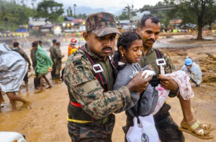 Wayanad landslides: death toll exceeds 200; Rahul and Priyanka en route to visit relief camps; Kerala CM Pinarayi Vijayan arrives in Wayanad