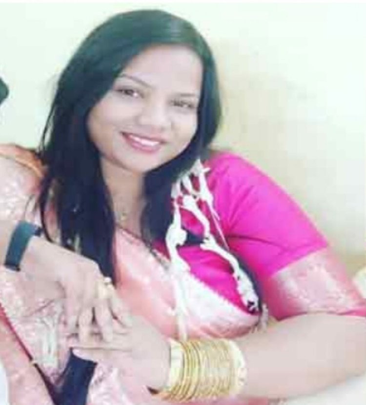 A female officer from the OAS (Odisha Administrative Service) was apprehended with Rs 5 lakh in allegedly illicitly obtained funds in Kalahandi.