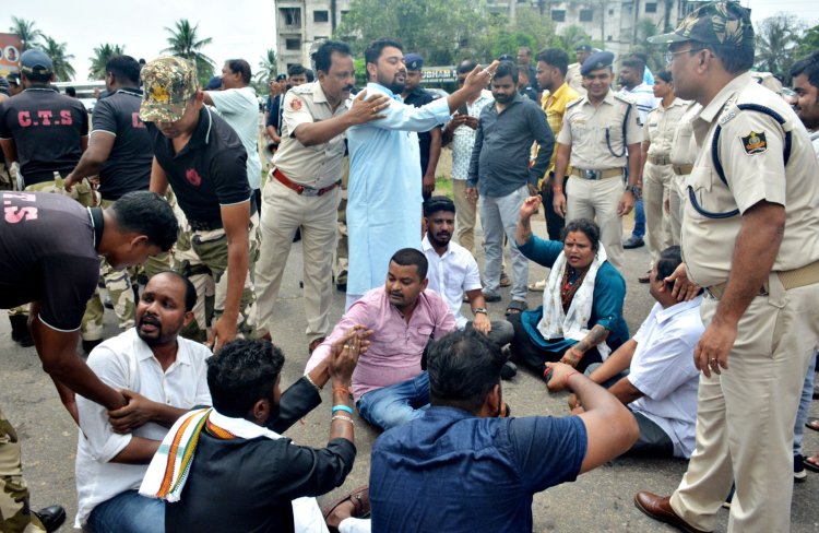 ହଂସପାଳ ଓଭରବ୍ରିଜରେ ନିମ୍ନ ମାନର କାର୍ଯ୍ୟ ଏବଂ କାର୍ଯ୍ୟକ୍ଷମରେ ବିଳମ୍ବ ପ୍ରତିବାଦରେ ଯୁବ କଂଗ୍ରେସ ପକ୍ଷରୁ ଧାରଣା ଏବଂ ପ୍ରତିବାଦ